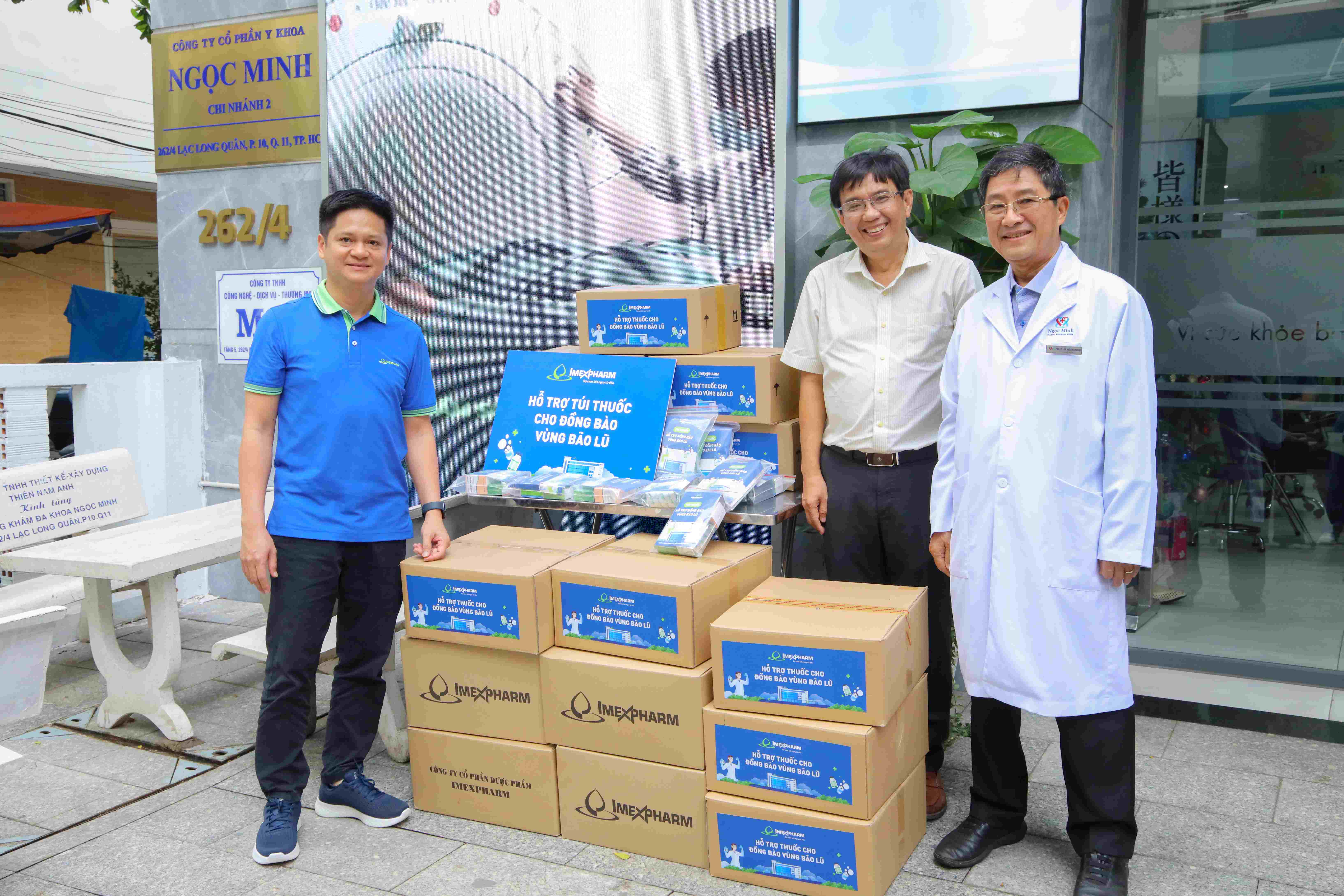 Imexpharm trao gửi hàng ngàn túi thuốc nghĩa tình đến bà con vùng lũ