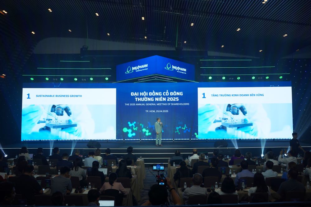 Ban lãnh đạo Imexpharm trình bày kế hoạch kinh doanh năm 2025 trên sân khấu Ban lãnh đạo Imexpharm trình bày kế hoạch kinh doanh năm 2025 trên sân khấu