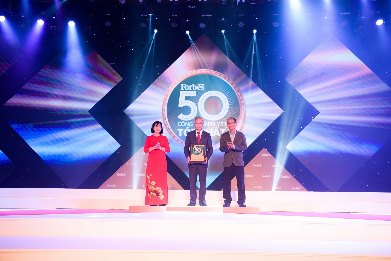 Imexpharm representative receives Forbes Vietnam Top 50 Listed Companies Award