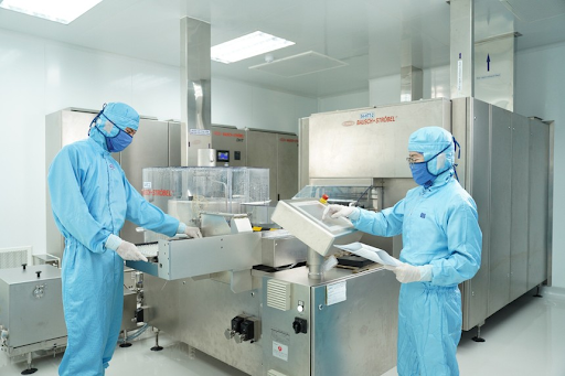 Nhân viên Imexpharm tại nhà máy dược EU-GM