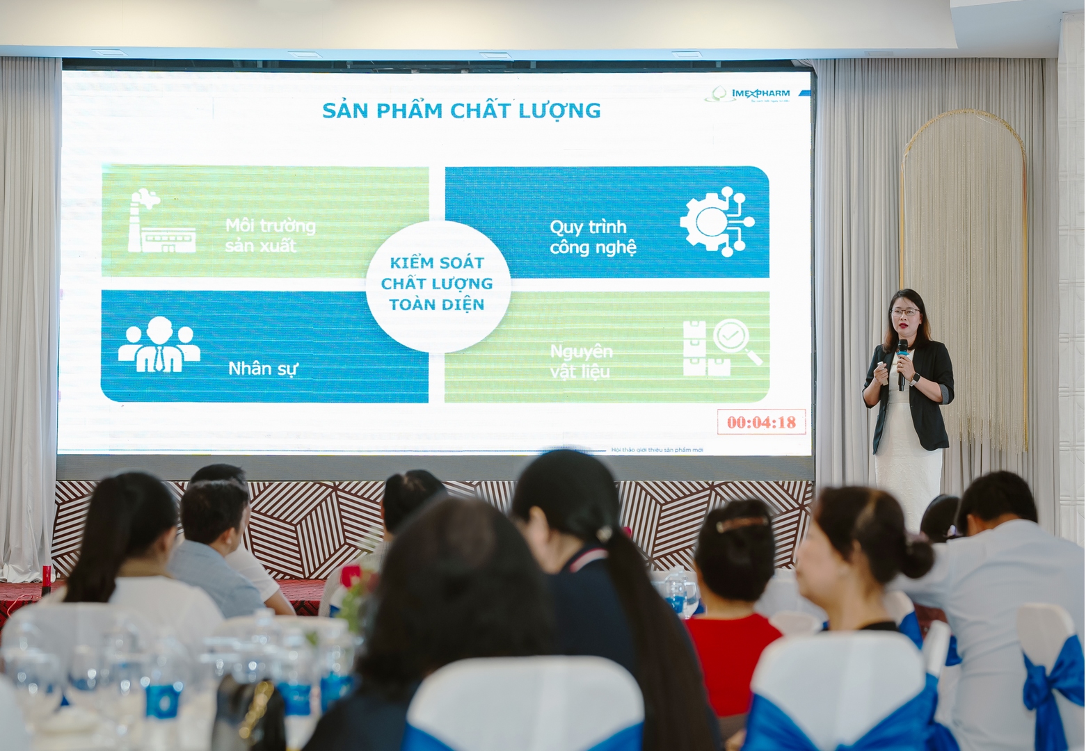 Dược sĩ Lâm Thị Ngọc Dung trình bày về viên nén phân tán imexpharm tại hội thảo chuyên đề chăm sóc thế hệ tương lai