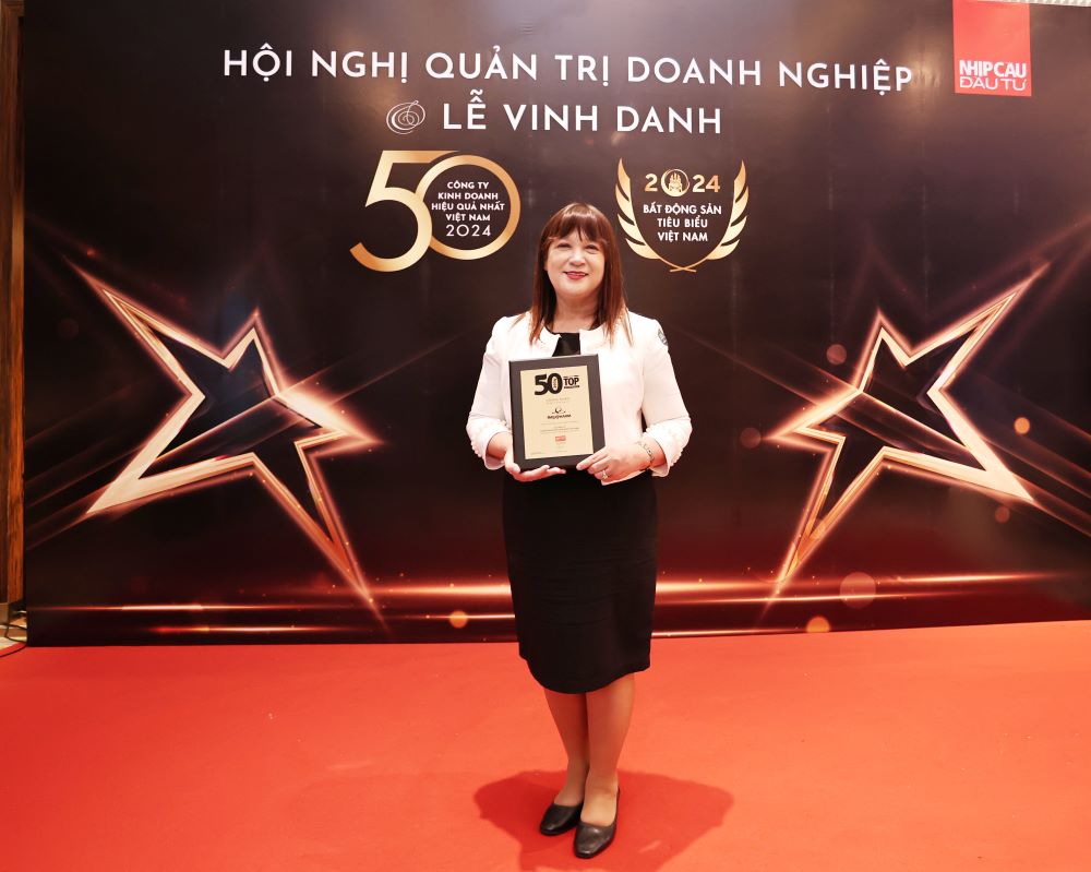 Đại diện Imexpharm nhận chứng nhận “Top 50 Công ty Kinh doanh Hiệu quả nhất Việt Nam 2024”.