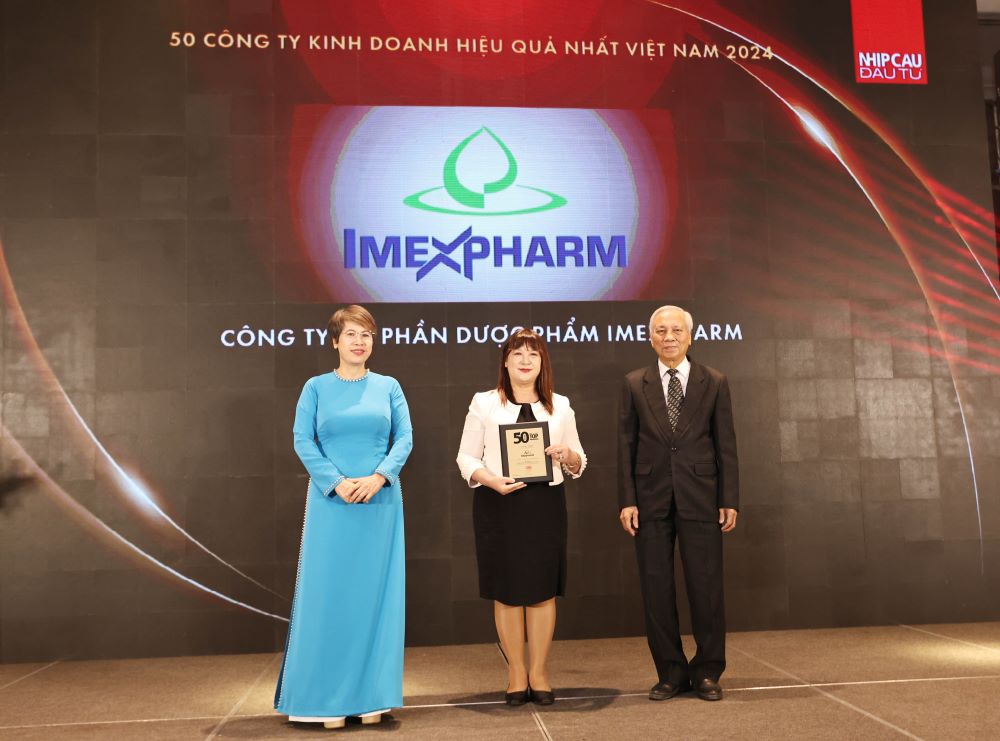 Khoảnh khắc trao giấy chứng nhận “Top 50 Công ty Kinh doanh Hiệu quả nhất Việt Nam 2024” cho Imexpharm.